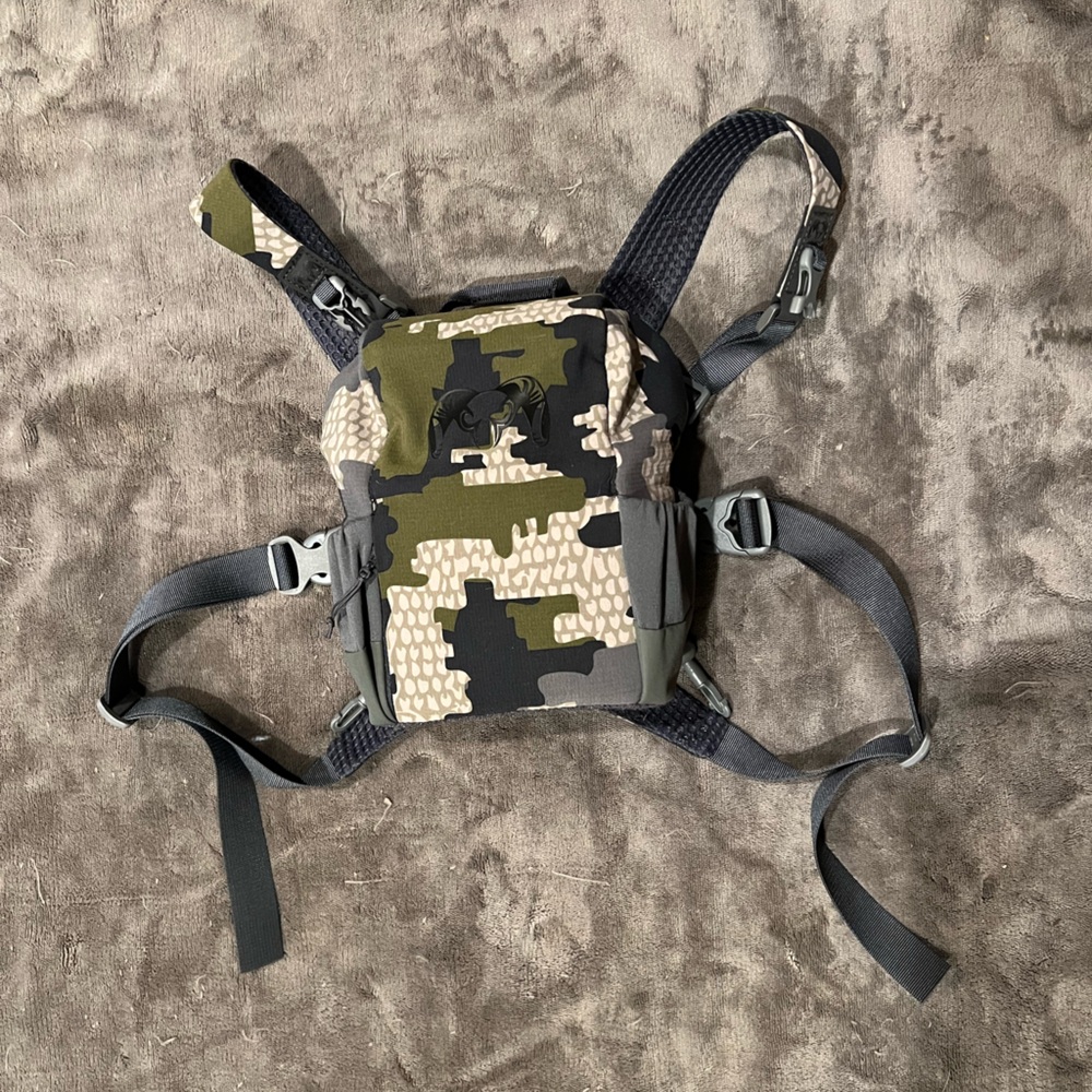 Kuiu bino harness in Verde camo